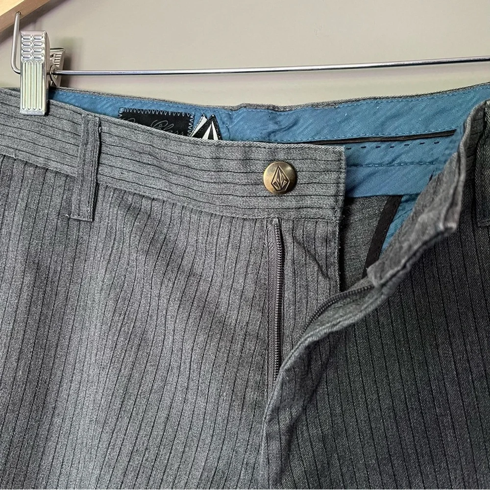 VOLCOM Y2K Vintage Gray Pinstripe Bermuda Board Shorts Embroidered Logo Size 32